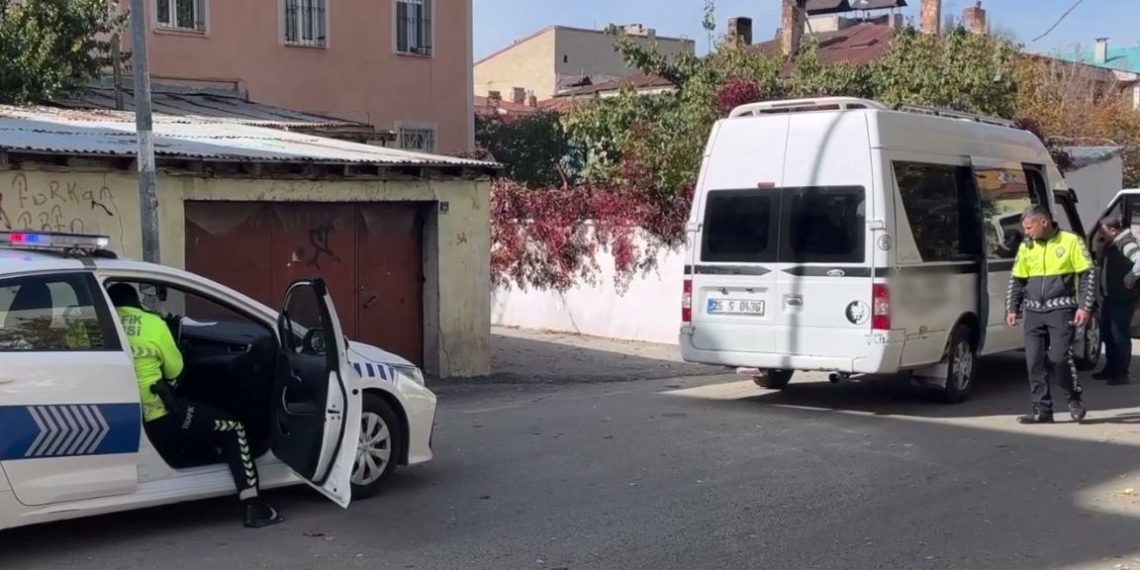 Ehliyetsiz şoför ve yakınları polise saldırdı