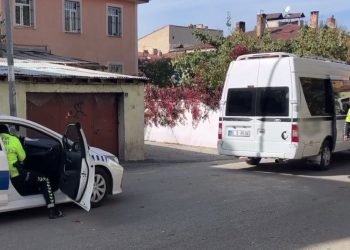 Ehliyetsiz şoför ve yakınları polise saldırdı