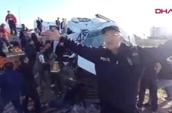 Emekçi servisiyle kamyonet çarpıştı: 17 yaralı