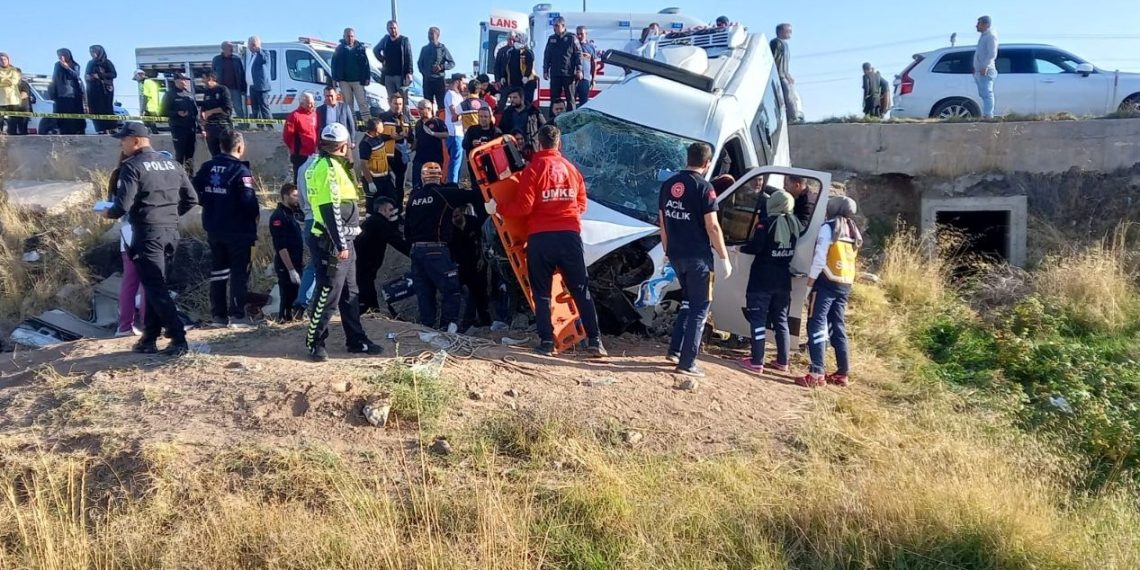 Emekçi servisiyle kamyonet çarpıştı: 2 meyyit, 17 yaralı