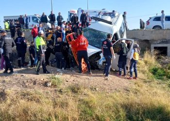 Emekçi servisiyle kamyonet çarpıştı: 2 meyyit, 19 yaralı