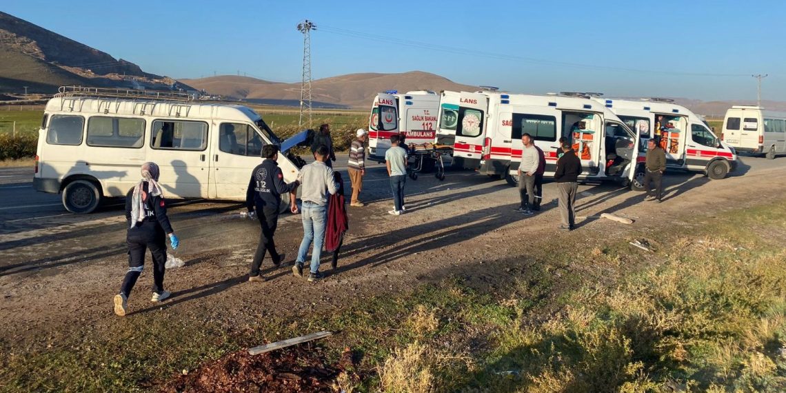 Emekçileri taşıyan minibüs ile yakıt tankeri çarpıştı: 15 yaralı