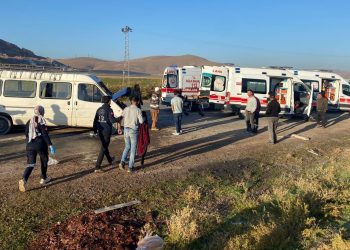 Emekçileri taşıyan minibüs ile yakıt tankeri çarpıştı: 15 yaralı