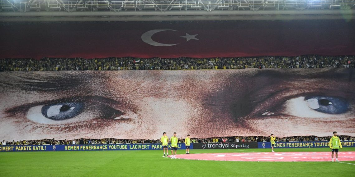 Fenerbahçe tribünlerinden Cumhuriyet’in 100. yılına özel koreografi
