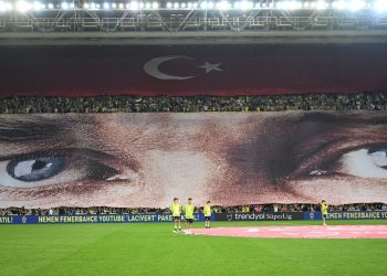 Fenerbahçe tribünlerinden Cumhuriyet’in 100. yılına özel koreografi