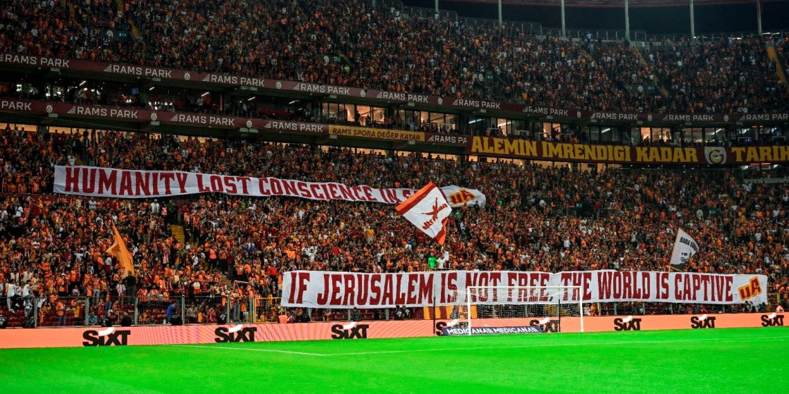 Galatasaray taraftarından Filistin için manalı pankart