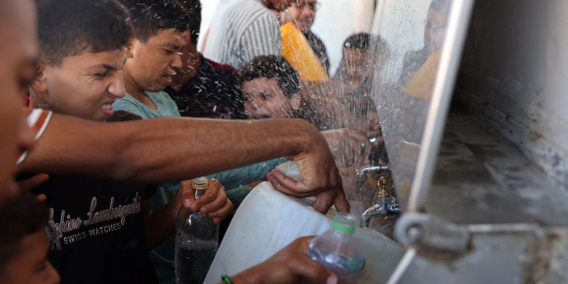 Gazze’de su problemi uzun kuyruklara neden oldu