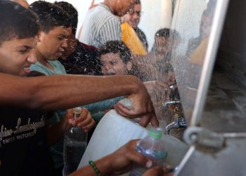 Gazze’de su problemi uzun kuyruklara neden oldu