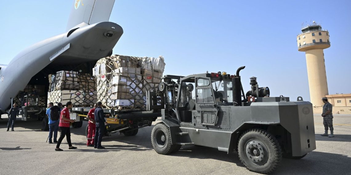 Gazze’ye ilaç ve tıbbi materyal taşıyan askeri kargo uçağı Mısır’a ulaştı