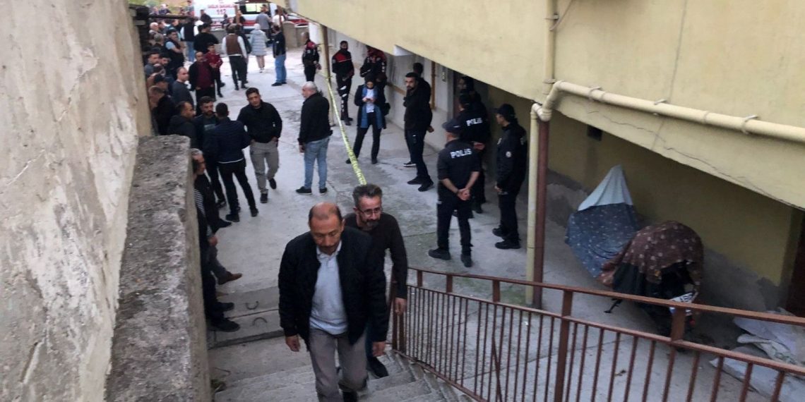 Haber alınamayan bayan yatağının altında meyyit bulundu