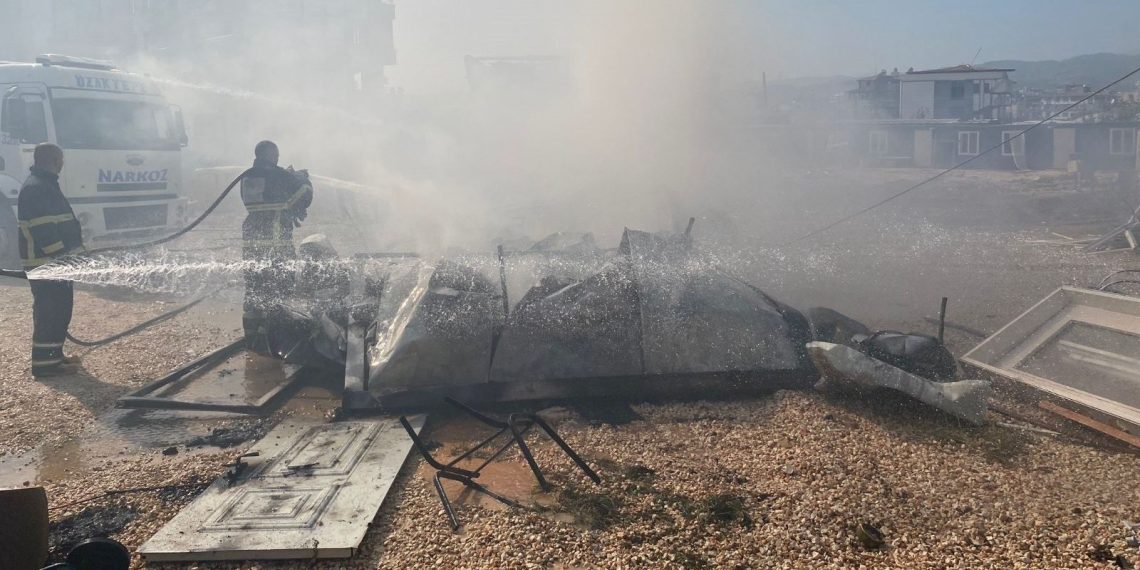 Hatay’da yardım gereçleri bulunan konteyner yandı