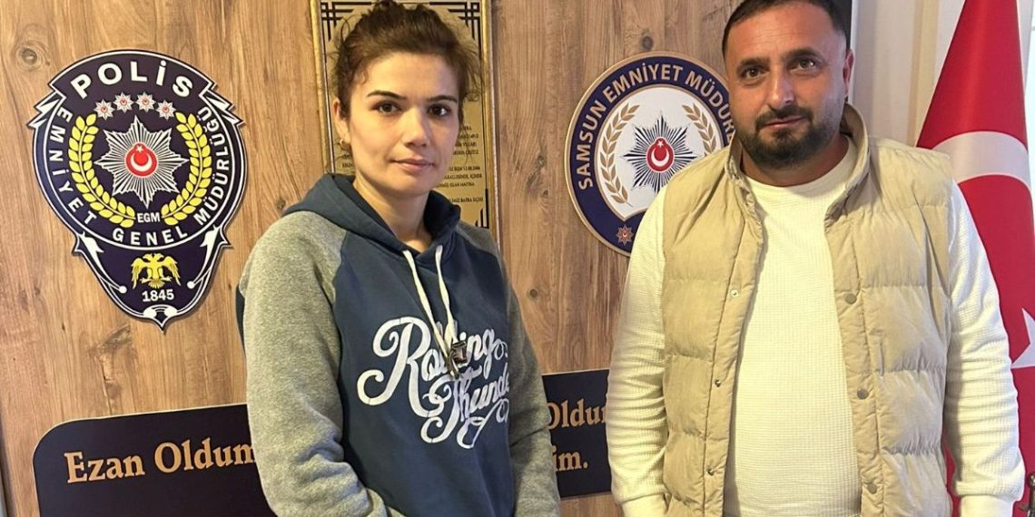 İçinde 590 bin lira olan çanta buldu, sahibine teslim etti