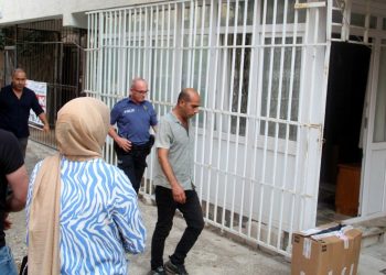 İcra memurlarını akaryakıt bidonuyla engellemeye çalıştı