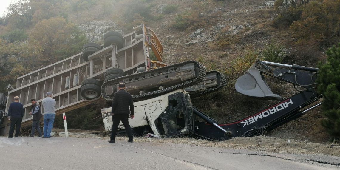 İş makinesi taşıyan TIR devrildi, 2 kişi öldü