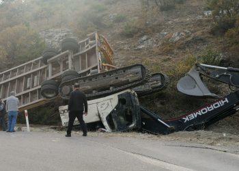 İş makinesi taşıyan TIR devrildi, 2 kişi öldü