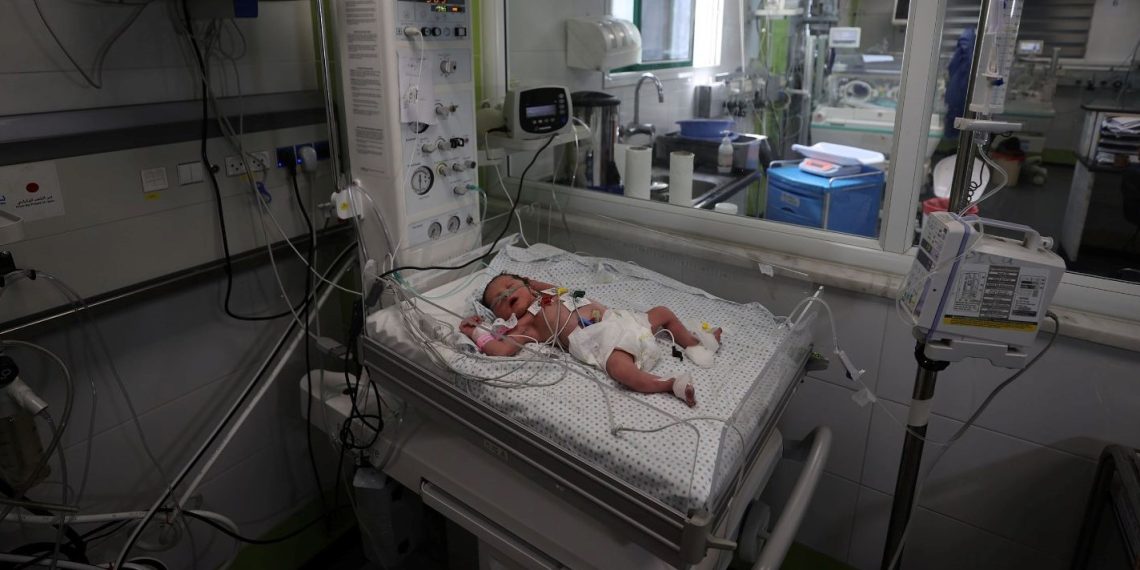 İsrail akınında ölen Filistinli gebe annenin bebeği kurtarıldı