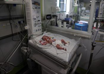 İsrail akınında ölen Filistinli gebe annenin bebeği kurtarıldı