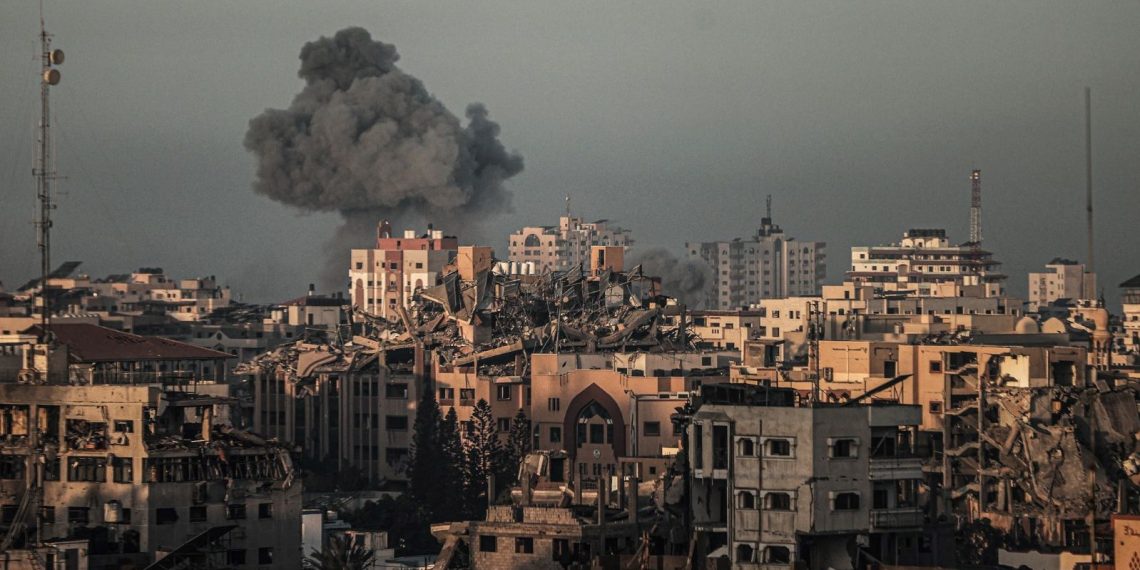 İsrail, Gazze’de çocuk hastanesinin giriş kısmına akın düzenledi