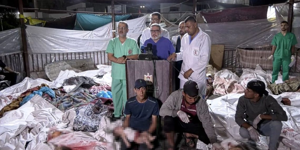İsrail’in bombaladığı hastanede cenazeler ortasında basın toplantısı