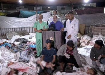 İsrail’in bombaladığı hastanede cenazeler ortasında basın toplantısı