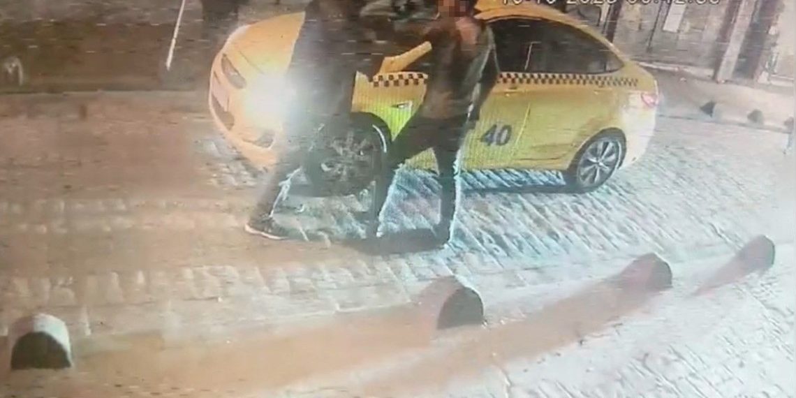 İstanbul’da takside hengame: Hem dövdü hem de bıçakladı