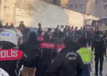 İzmir’de kaçak göçmen operasyonu