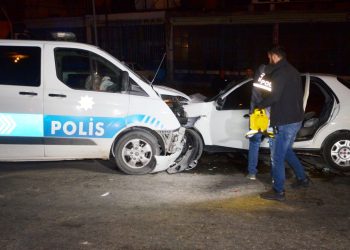 Kaçan araba polis aracına çarptı: 8 yaralı
