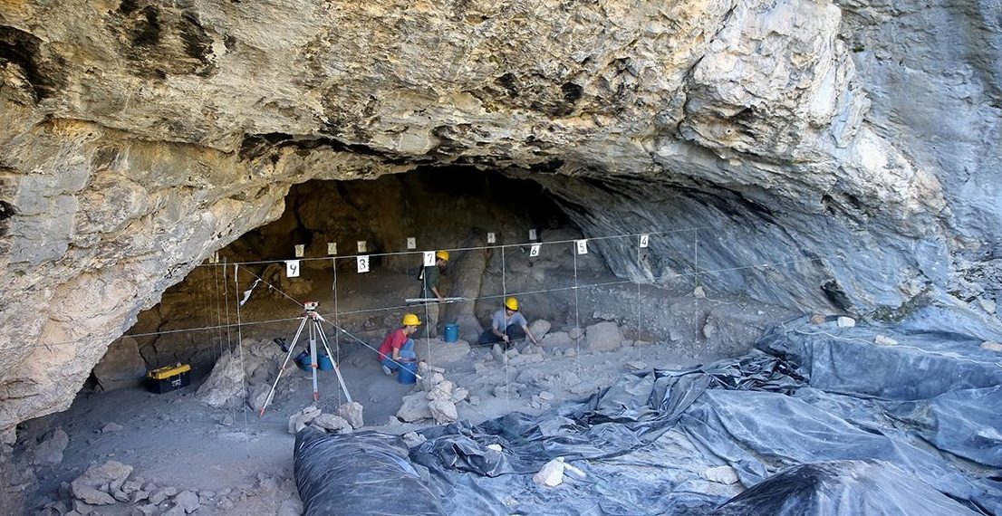 Kahramanmaraş’ta mağara hafriyatında 12 bin yıllık olduğu düşünülen mezar bulundu
