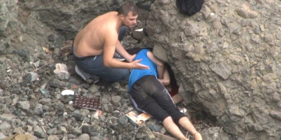 Kayalıklara tırmanırken uçurumdan düştü