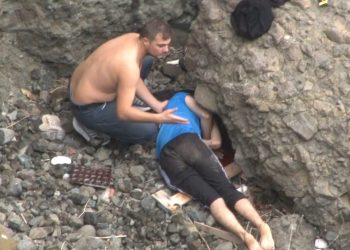 Kayalıklara tırmanırken uçurumdan düştü