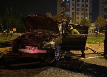 Kayseri’de araba, TIR’la çarpıştı: 1  ölü, 2 yaralı