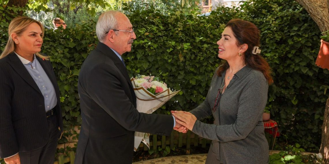 Kılıçdaroğlu’ndan Ahmet Taner Kışlalı’nın eşine ziyaret