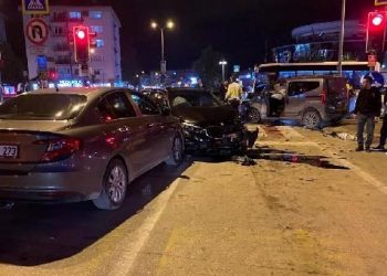 Kırmızı ışık ihlali kazaya neden oldu: 3 kişi yaralandı