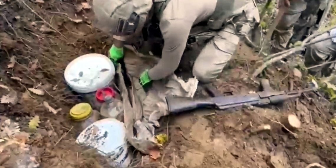 Kırsal alanda toprağa gömülü silahlar bulundu