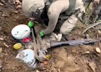 Kırsal alanda toprağa gömülü silahlar bulundu