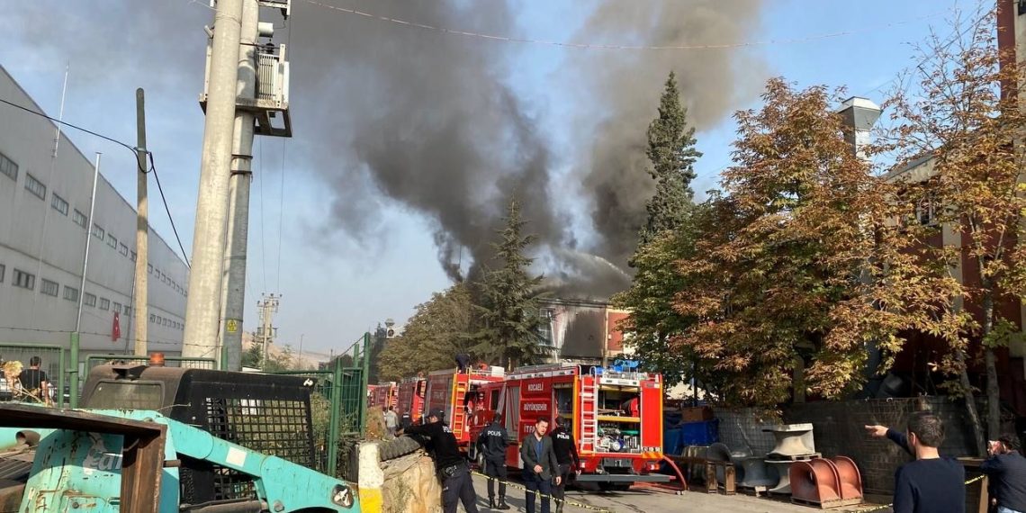 Kocaeli’de fabrika yangını: 1’i ağır 3 yaralı