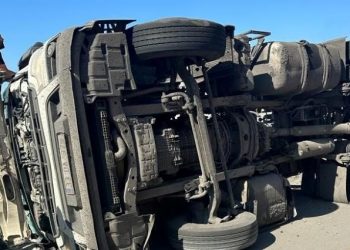 Kömür yüklü kamyon şarampole devrildi: 2 yaralı