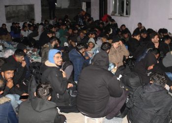 Konutun bahçesinde onlarca göçmen yakalandı