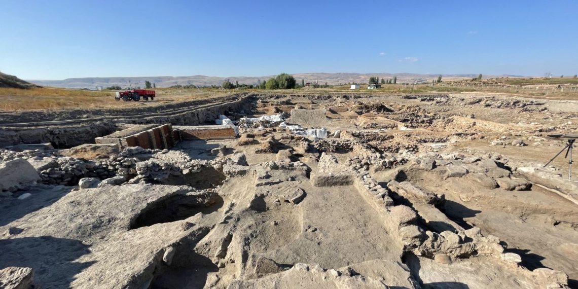 Kültepe Höyüğü’nde geçmişi 7 bin yıla kadar uzanan heykel ve kaplar çıkarıldı