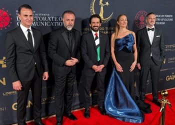 Kültür ve Turizm Bakan Yardımcısı Mumcu, “Hollywood Türk Sinema ve Drama Günleri”ne Filistin bayrağının renklerini taşıyan kravatla katıldı