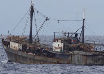 Kuzey Kore, Doğu Denizi’nde mahsur kalan gemisini kurtardı