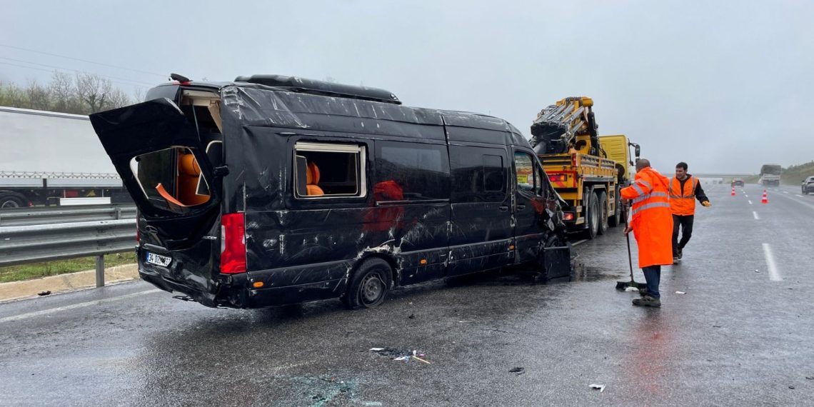 Kuzey Marmara Otoyolu’nda cins minibüsü kaza yaptı: 5 yaralı