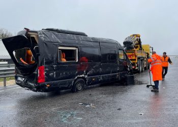 Kuzey Marmara Otoyolu’nda cins minibüsü kaza yaptı: 5 yaralı