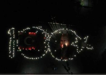 KYK yurdunda kalan 300 öğrenciden ışıklı 100. yıl kutlaması