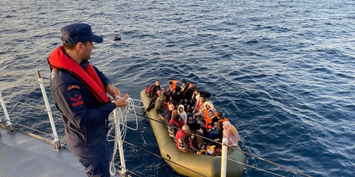 Lastik bottaki 44 kaçak göçmen kurtarıldı
