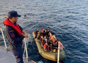 Lastik bottaki 44 kaçak göçmen kurtarıldı