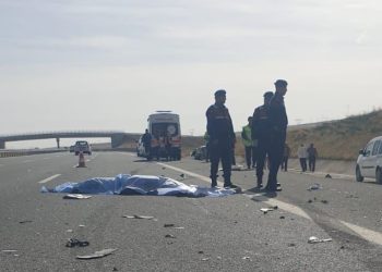 Lastik değiştirirken araba çarptı: 2 meyyit