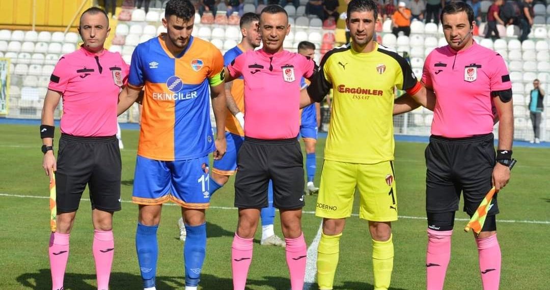 Lisanı boğazına kaçan kaleciyi maçın hakemi hayata döndürdü