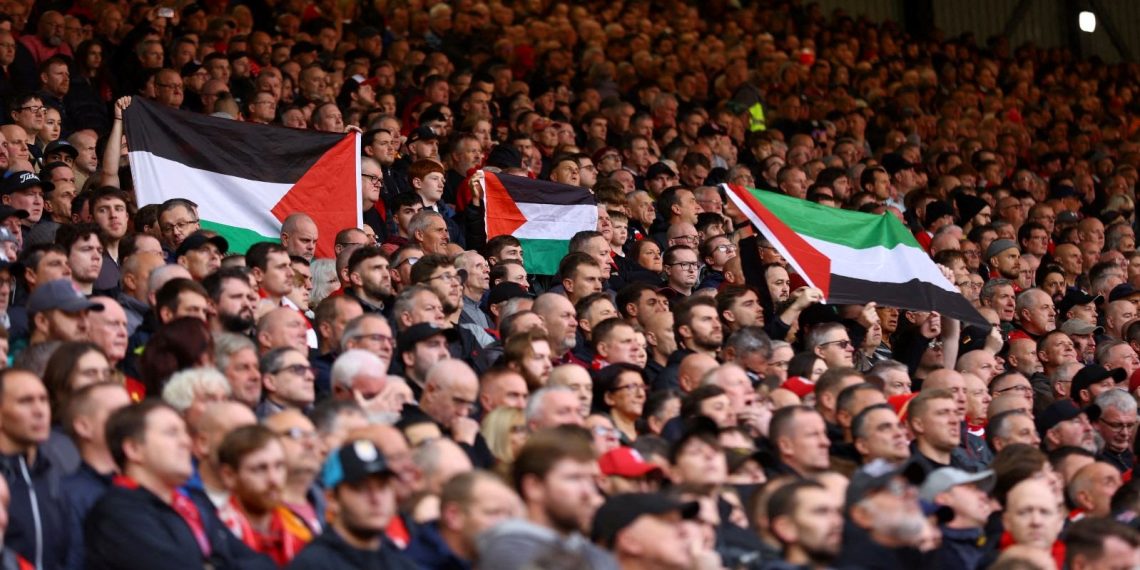 Liverpool taraftarından Filistin bayrağı ve pankartı: Gazze’yi koruyun