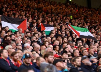 Liverpool taraftarından Filistin bayrağı ve pankartı: Gazze’yi koruyun